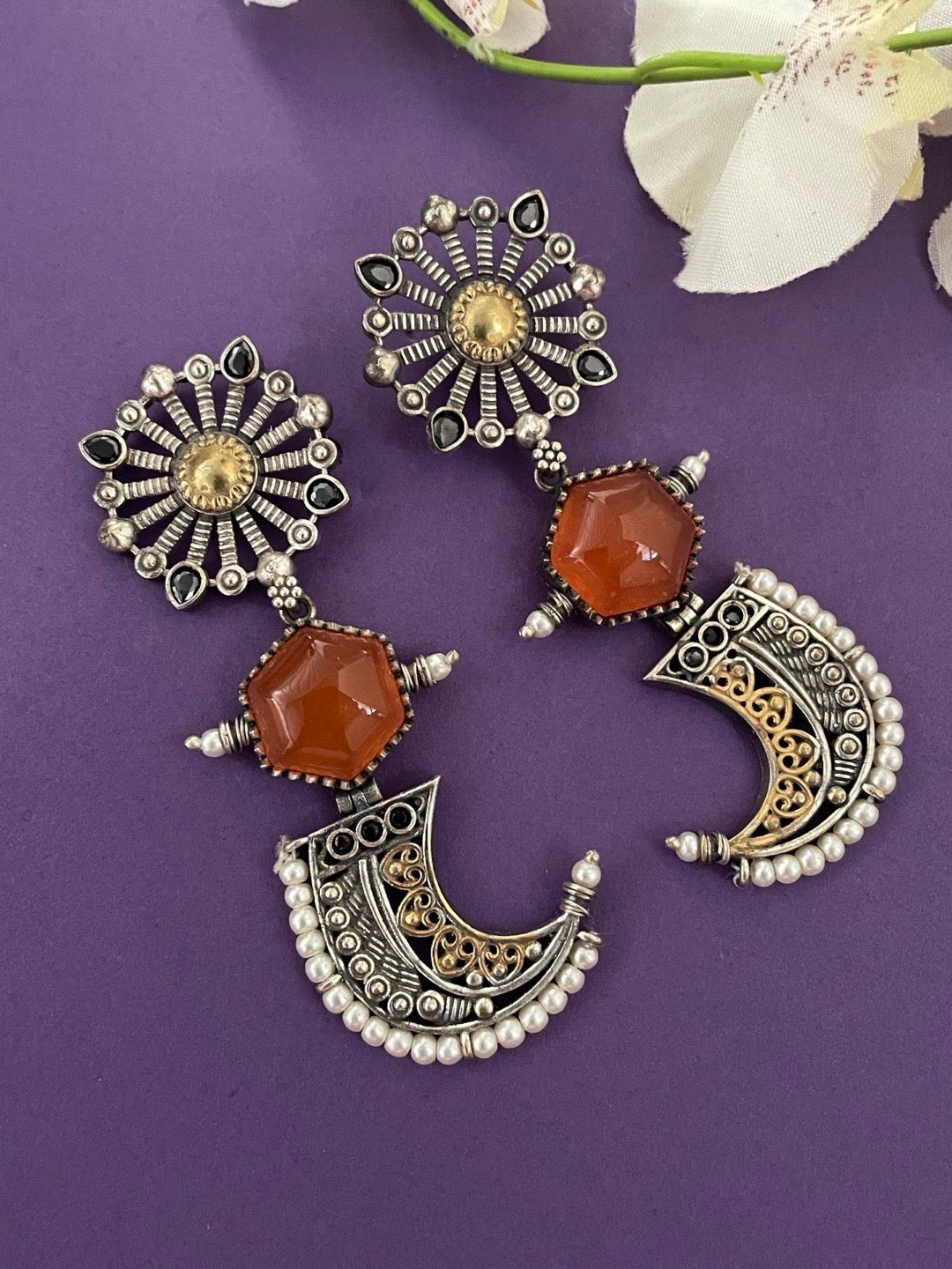 Earring Tiger Nail Floral & Pearl Design