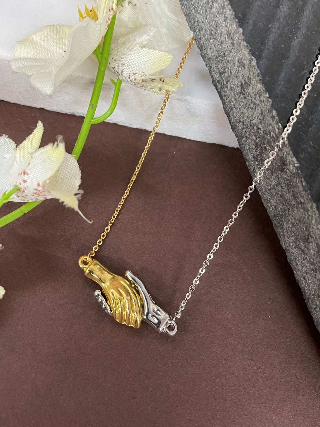 Silver/Gold Plated Hand Holding Magnet Necklace Silver/Gold Plated Hand Holding Magnet Necklace