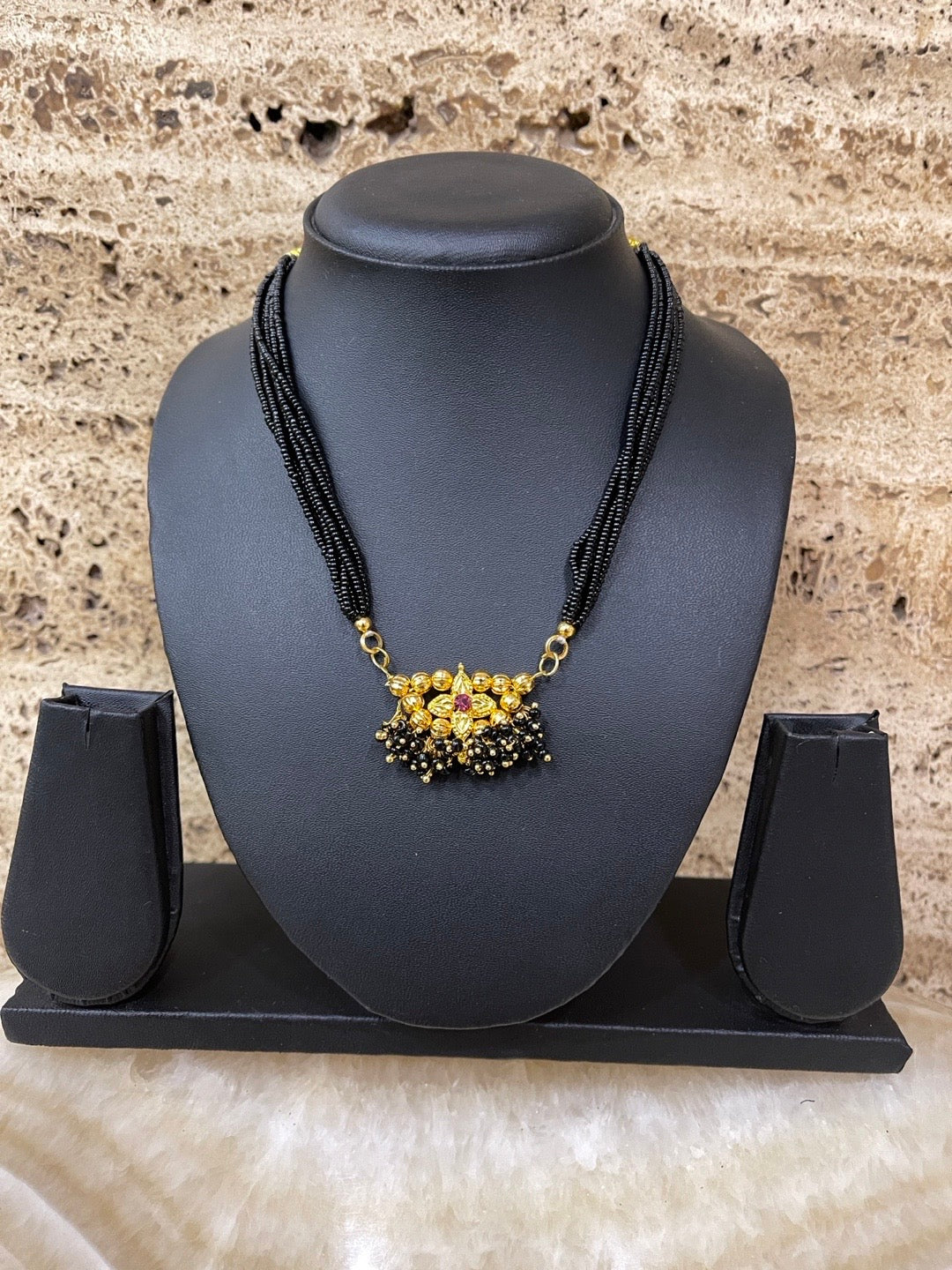 Maharashtran Short Mangalsutra Gold Floral Pendent