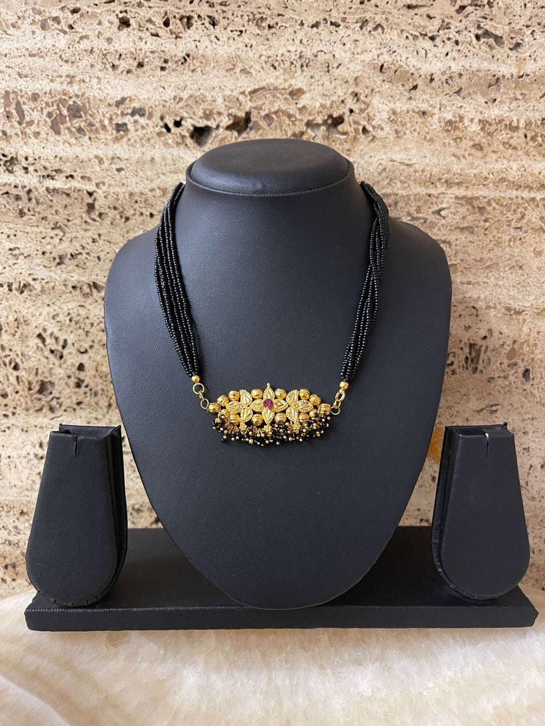 Short Thushi Mangalsutra Flower Designs with 6 Line Black Beads Chain