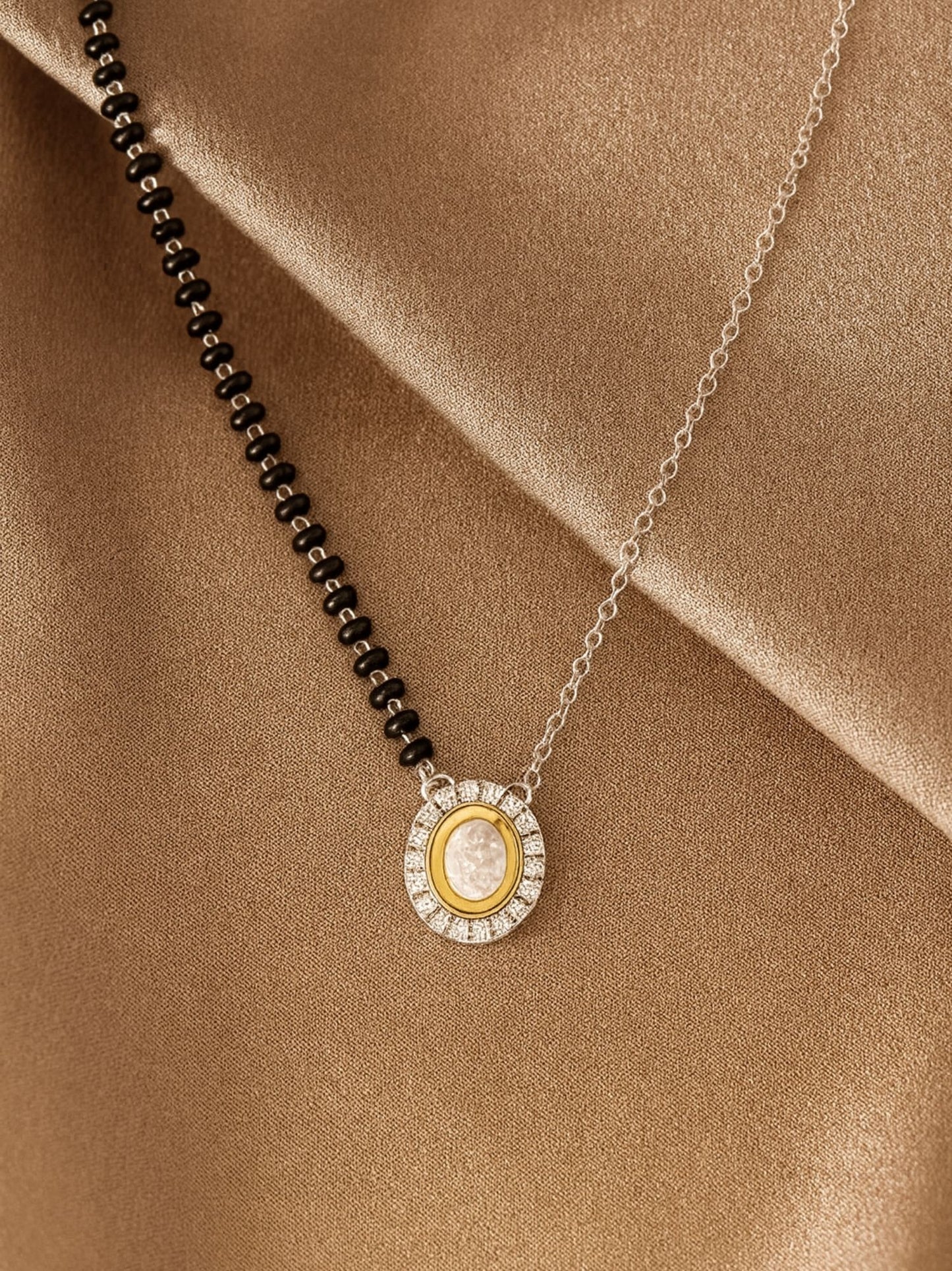 Oval Kundan Pendant Short Mangalsutra Design