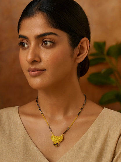 Gold Pendant Traditional Short Mangalsutra Design