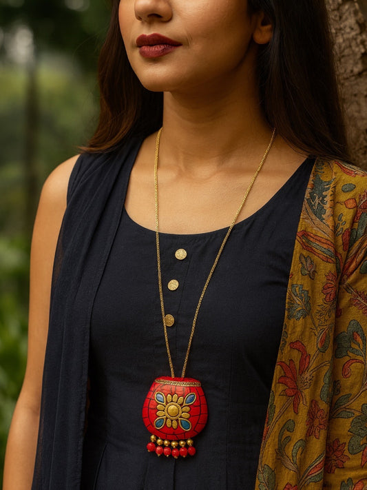 Metal Bag Design Coral/Munga Color Necklace