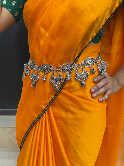 Elegant kundan kamarband on saree.