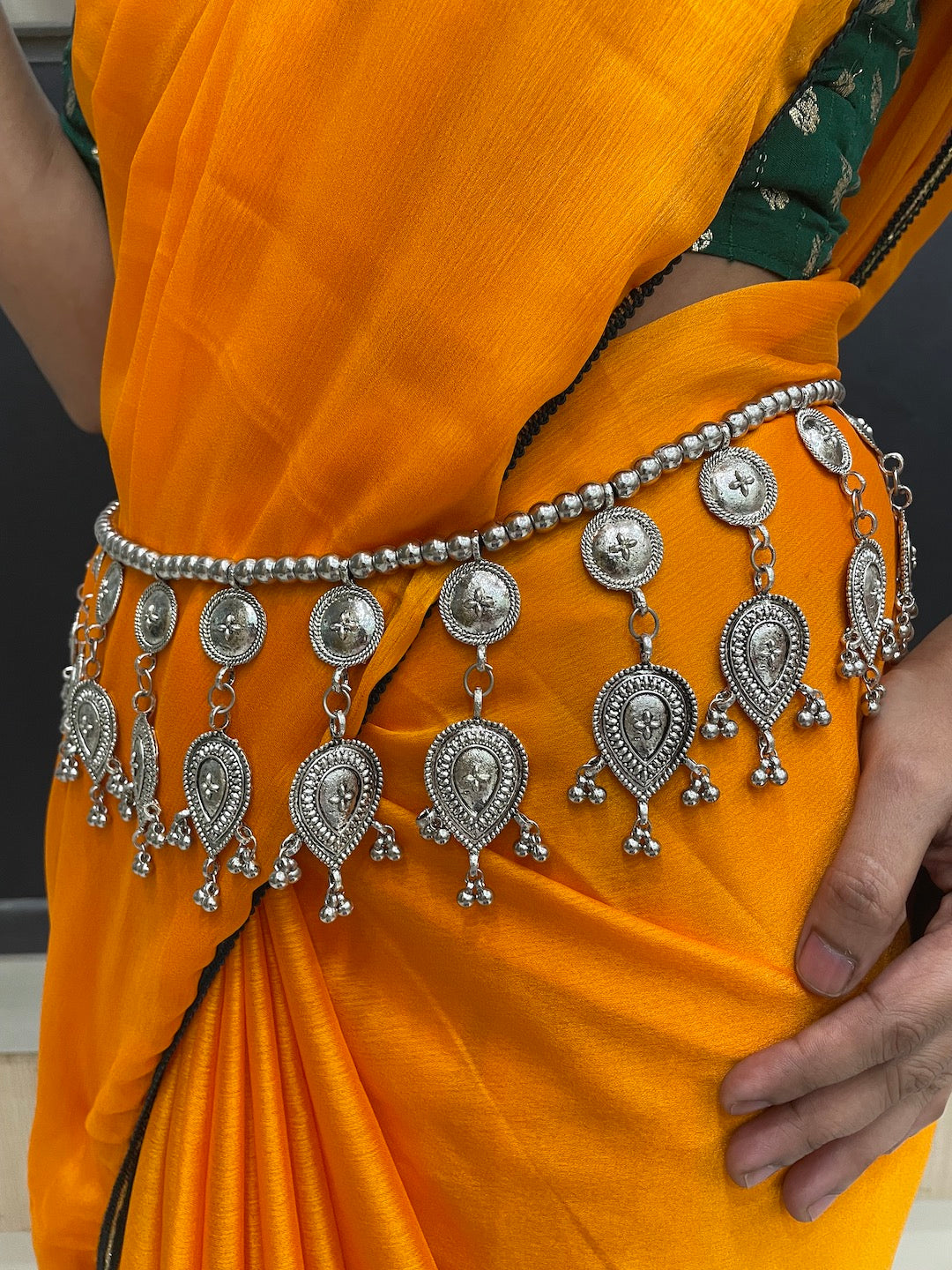 Kundan kamarband paired with saree.