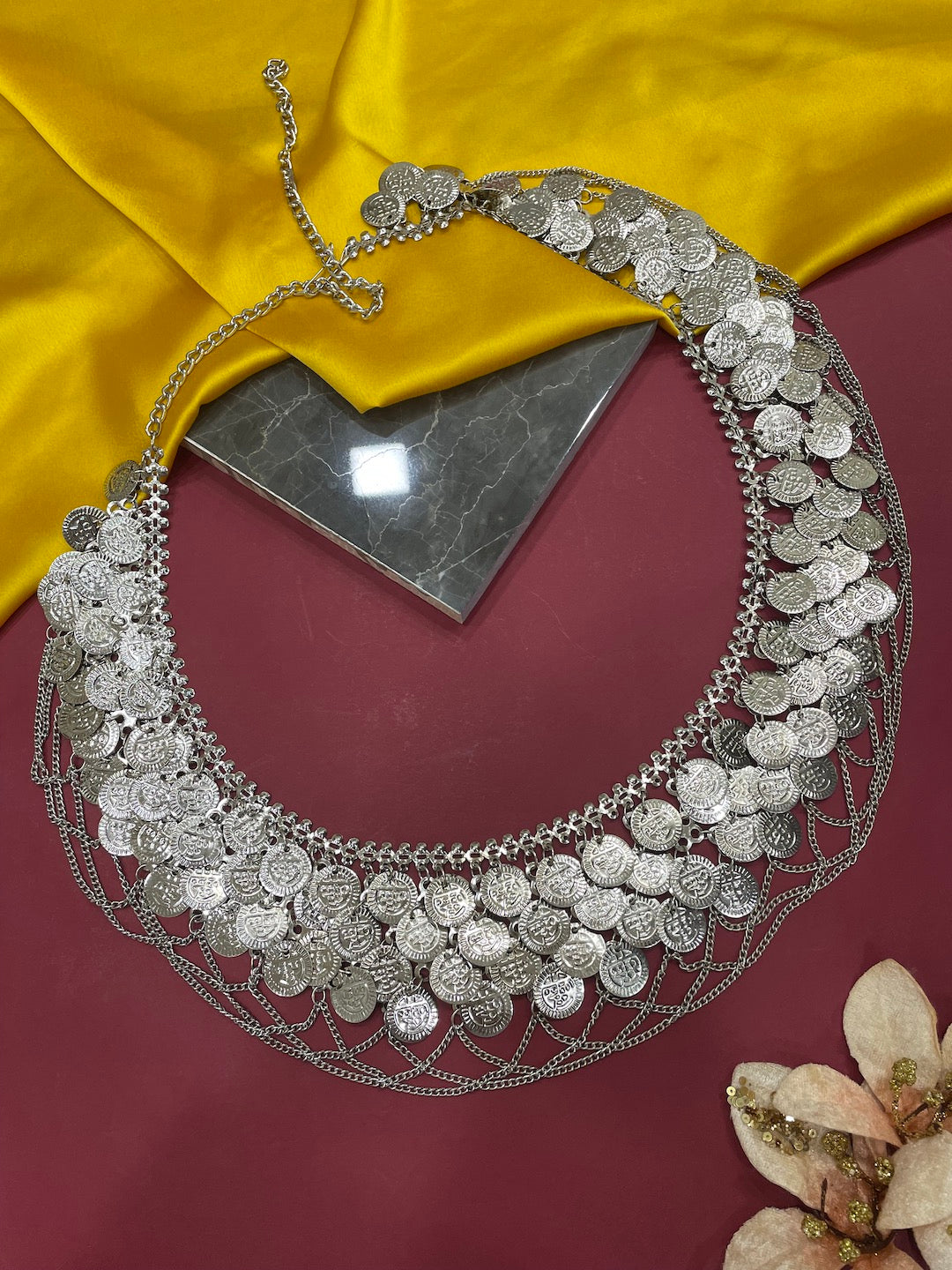 Delicate kamarband with kundan stones.