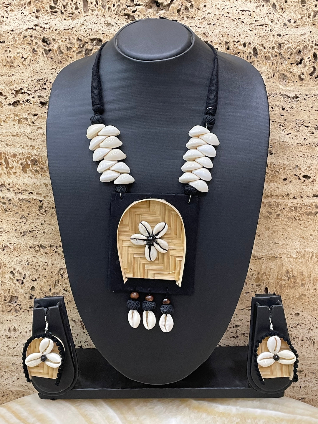 Soop/Shell Design Black Necklace Set