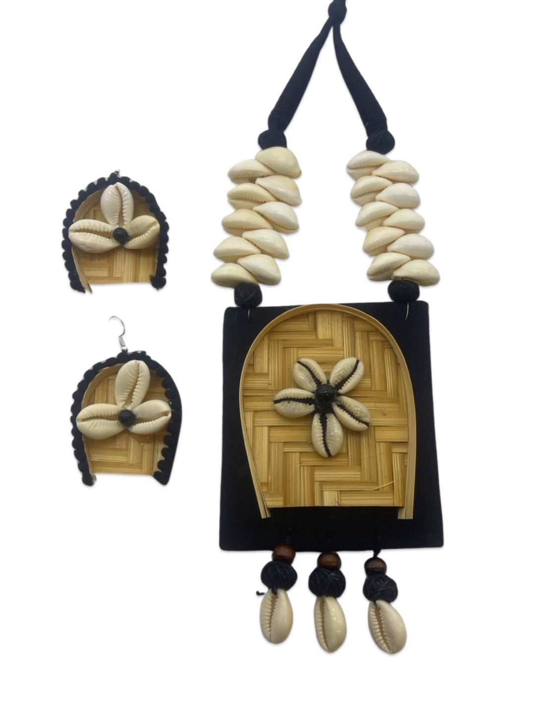 Soop/Shell Design Black Necklace Set