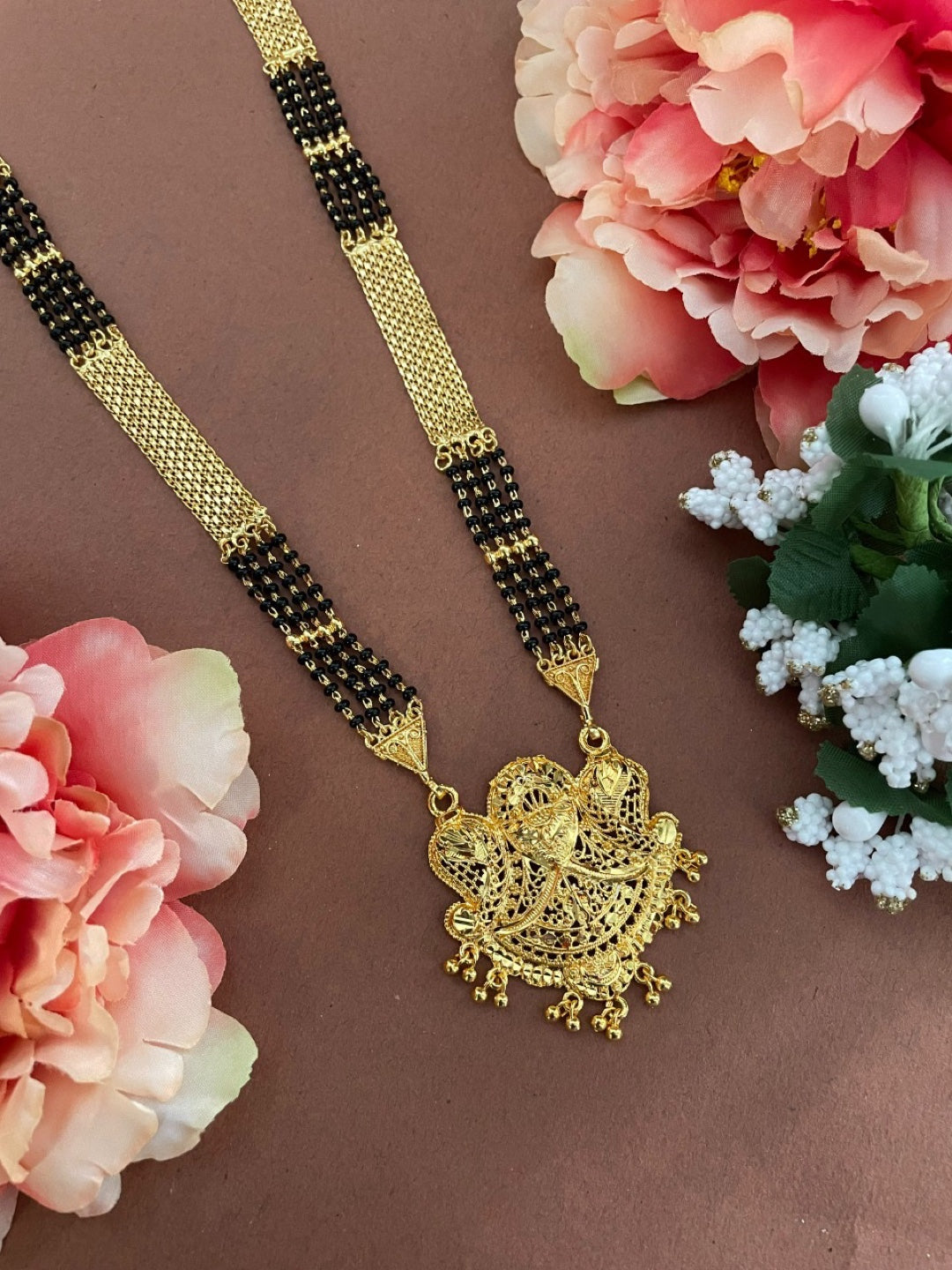 Gold black mangalsutra deals designs