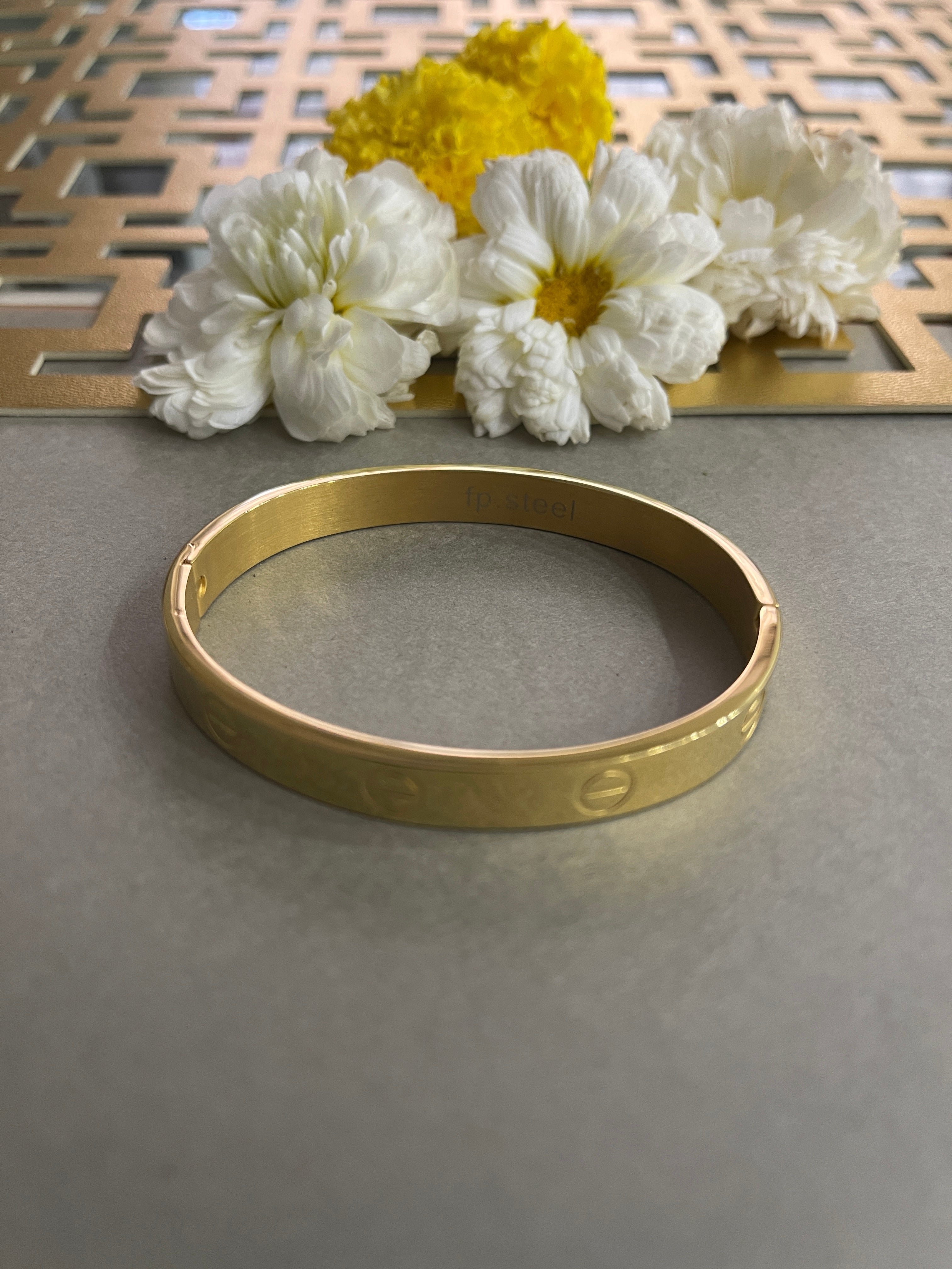 Luxury Designer Roman Titanium Steel Delicate Gold Bracelet Simple &  Fashionable Womens Hand Accessory From Alukonsi, $12.76 | DHgate.Com